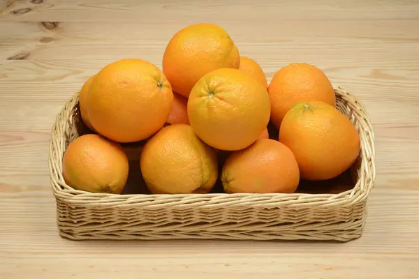 Sinaasappelen in een mand — Stockfoto