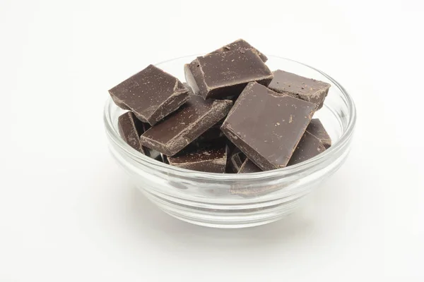 Stücke Schokolade in einer Schüssel — Stockfoto