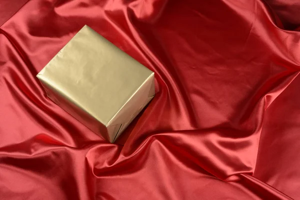 Caja regalo de color dorado —  Fotos de Stock