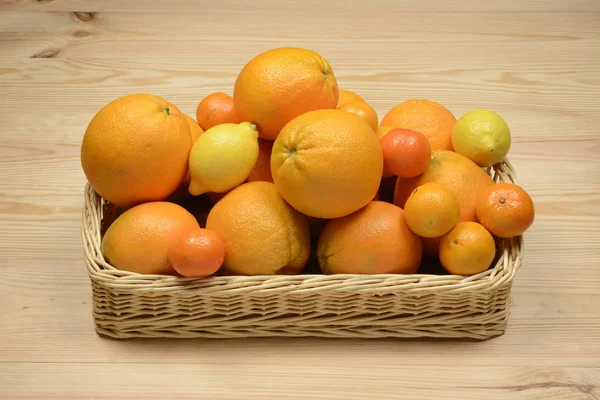 Citrusvruchten in een mand — Stockfoto