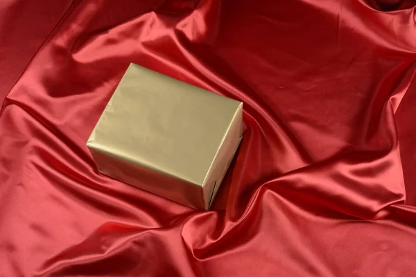 Caja regalo de color dorado — Foto de Stock
