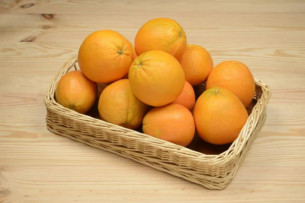 Sinaasappelen in een mand — Stockfoto