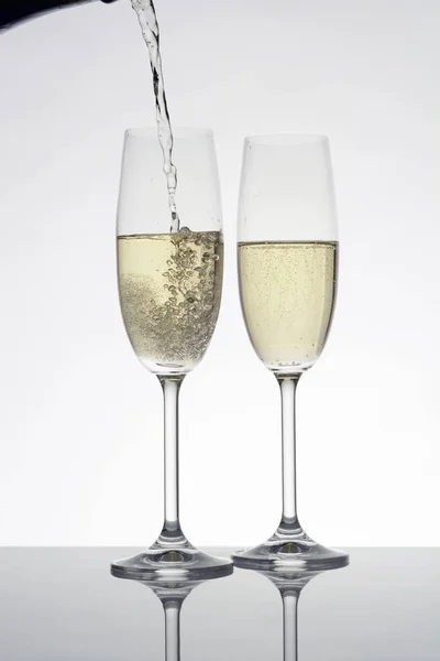 Verter champán en dos copas — Foto de Stock