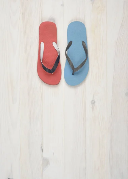 Flip flops op een witte houten achtergrond — Stockfoto