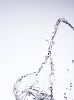 Beyaz arka plan üzerinde su hareketli