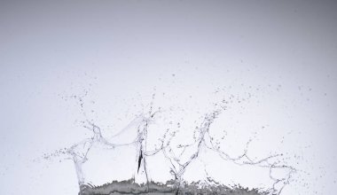 Beyaz arka plan üzerinde su hareketli