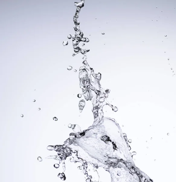 Wasser auf weißem Hintergrund bewegen — Stockfoto