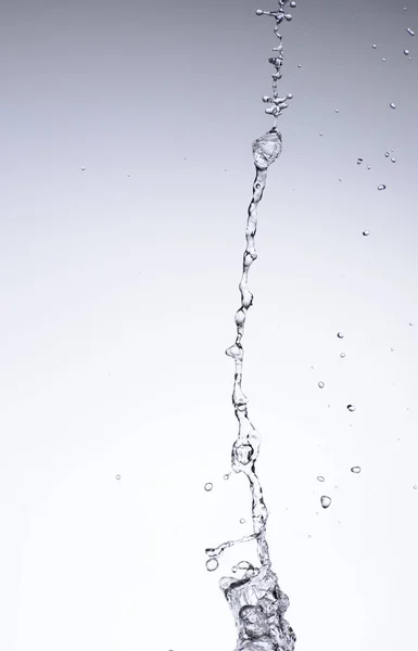 Przenoszenie wody na białym tle — Zdjęcie stockowe
