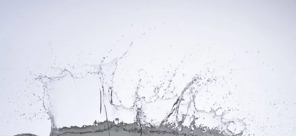 Rörligt vatten på vit bakgrund — Stockfoto