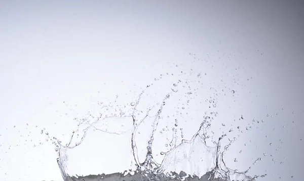 Bewegend water op witte achtergrond — Stockfoto