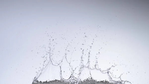 Rörligt vatten på vit bakgrund — Stockfoto