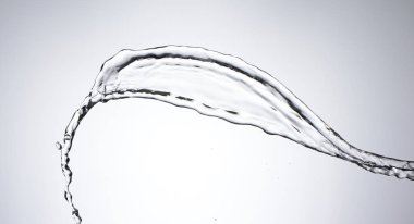 Beyaz arka plan üzerinde su hareketli