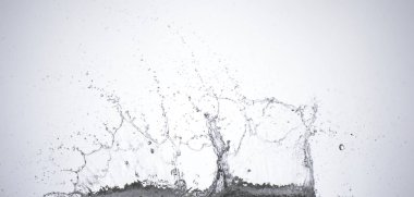 Beyaz arka plan üzerinde su hareketli