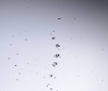 Beyaz arka plan üzerinde su hareketli