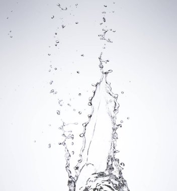 Beyaz arka plan üzerinde su hareketli