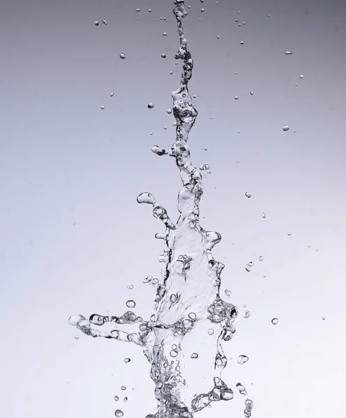 Acqua in movimento su sfondo bianco — Foto Stock