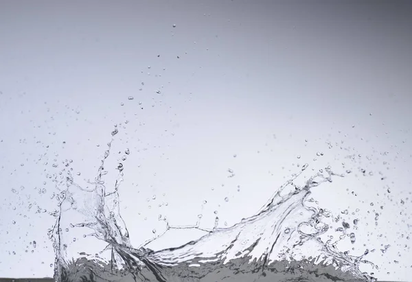 白い背景の水の移動 — ストック写真