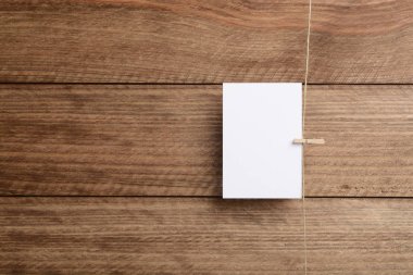 Kahverengi ahşap üzerinde bir ip üzerinde asılı Kart