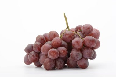 Beyaz arkaplanda kırmızı üzümler