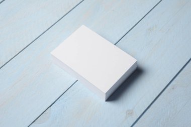 Mavi masaüzerinde boş kart yığını