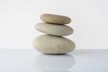 Beyaz arka plan üzerine yığılmış kayalar