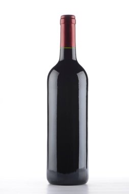 Beyaz arka planda bir şişe şarap.