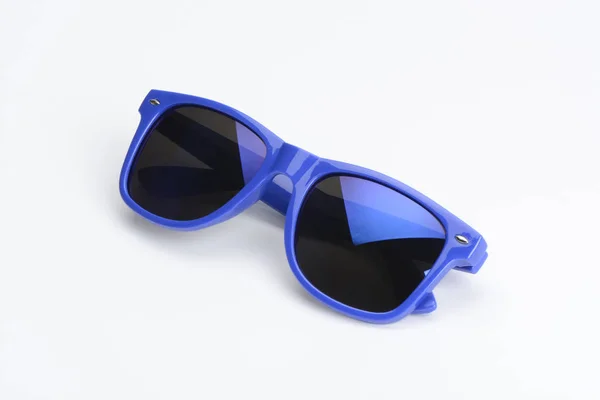 Lunettes Soleil Bleues Sur Fond Blanc — Photo