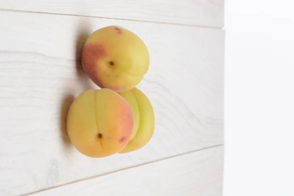 Aprikosen Auf Einem Tisch Mit Weißer Farbe — Stockfoto