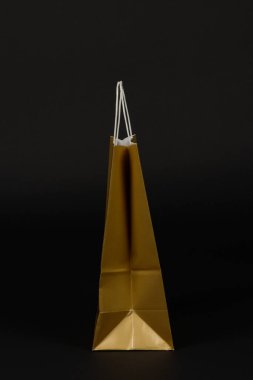 Siyah arkaplanda altın ya da sarı renk almak için kağıt torba