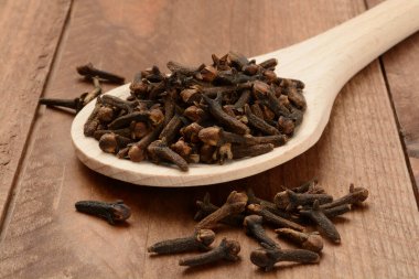 Tahta arka planda tahta kaşıkta tahıl ezmesi, çiğ.