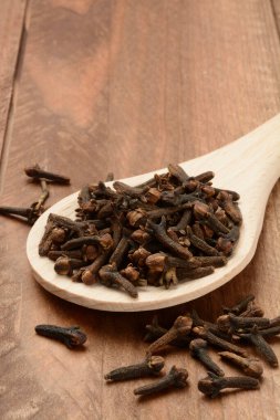 Tahta arka planda tahta kaşıkta tahıl ezmesi, çiğ.