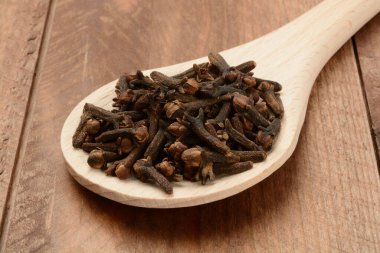 Tahta arka planda tahta kaşıkta tahıl ezmesi, çiğ.