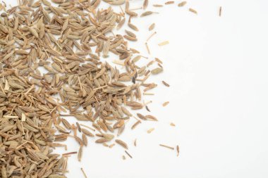 Beyaz arkaplanda kimyon