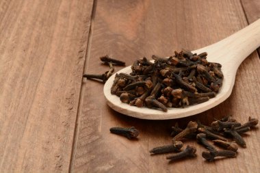 Tahta arka planda tahta kaşıkta tahıl ezmesi, çiğ.