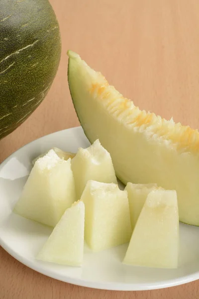 Melone Aperto Una Fetta Spaccata Piatto Sul Tavolo — Foto Stock