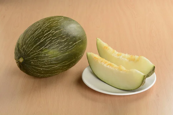 Offene Melone Und Eine Geteilte Scheibe Auf Einem Teller Auf — Stockfoto