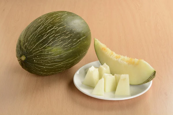 Open Meloen Een Split Plak Een Bord Tafel — Stockfoto