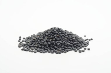 Beyaz arkaplanda siyah mercimek