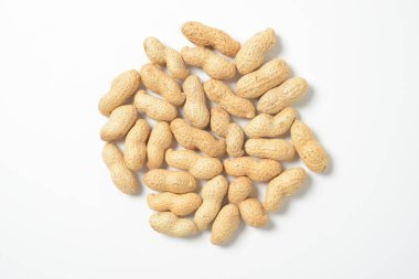 Beyaz arka planda çiğ fıstık