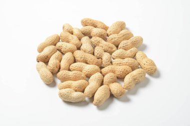 Beyaz arka planda çiğ fıstık