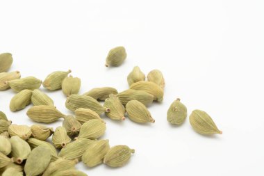 Beyaz arka planda kakule taneleri