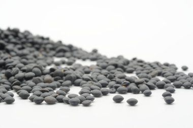 Beyaz arkaplanda siyah mercimek