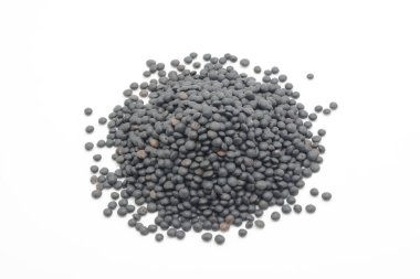 Beyaz arkaplanda siyah mercimek