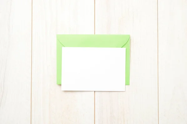 Зеленый Конверт Чистая Карточка Белом Деревянном Столе — стоковое фото