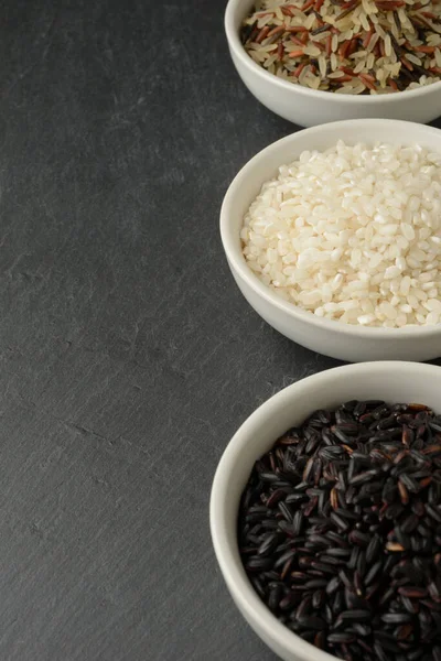 Três Taças Rices Diferentes Tricolor Preto Branco Fundo Pedra Preta — Fotografia de Stock