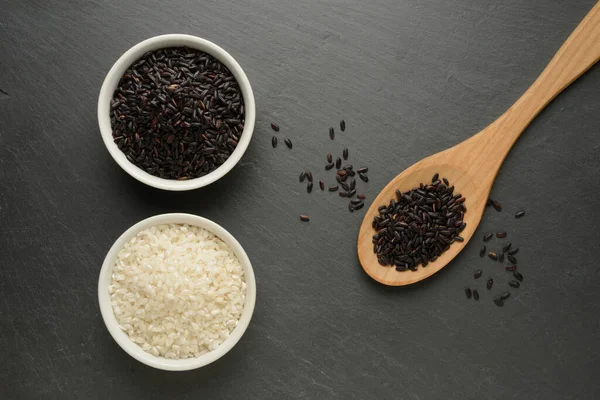 Deux Bols Blancs Avec Des Riz Différents Blanc Rond Noir Images De Stock Libres De Droits