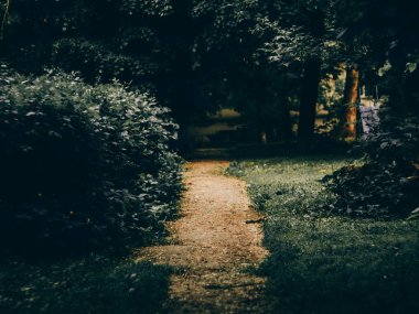 bilinmeyen bilinmeyen bir courtyard yolundaki