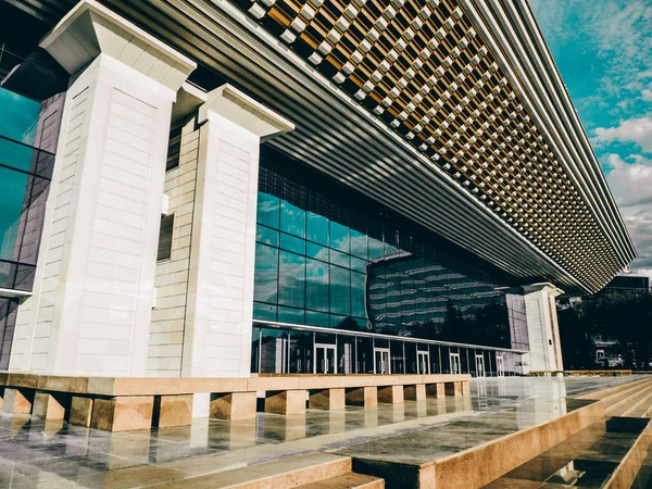 Şehir merkezinde büyük bir bina