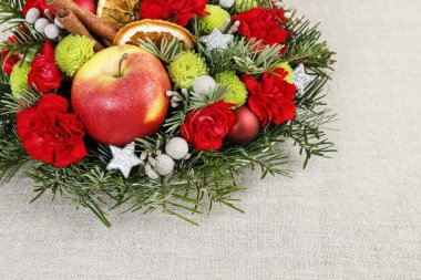 Karanfil, krizantem santini, brunia ve köknar ile Noel dekorasyonu. Festival dekor