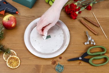 Nasıl Noel çiçek Aranjman karanfil, krizantem santini çiçek ve köknar hobi zaman yapmak